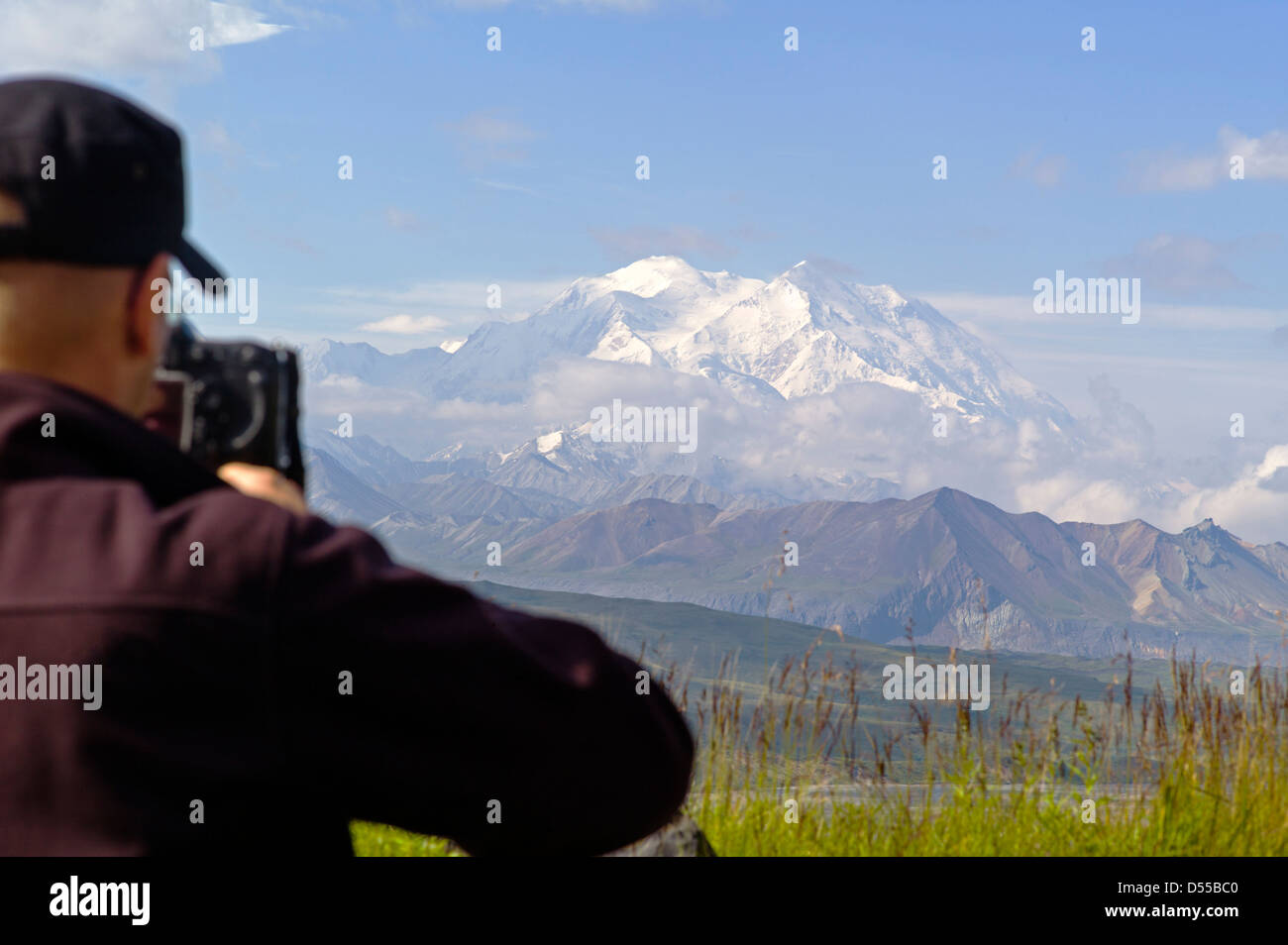 Touristen Ansicht Mt. McKinley (Denali Berg), höchster Punkt in Nordamerika (20.320') von Eielson Visitor Center, Denali AK Stockfoto