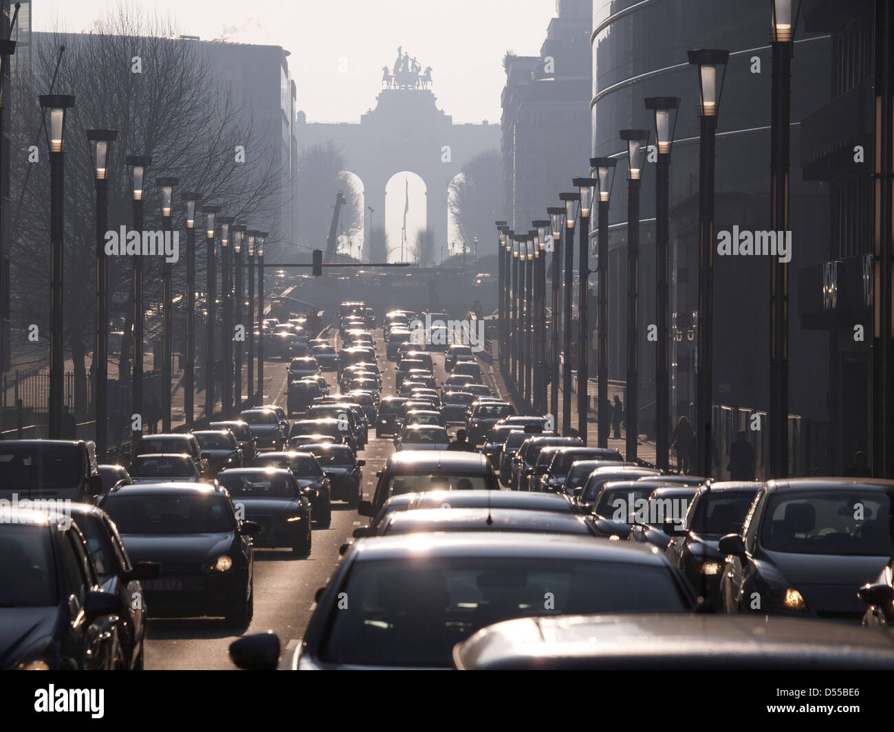 Die Wetstraat ist einer der verkehrsreichsten Straßen in Brüssel, Belgien Stockfoto
