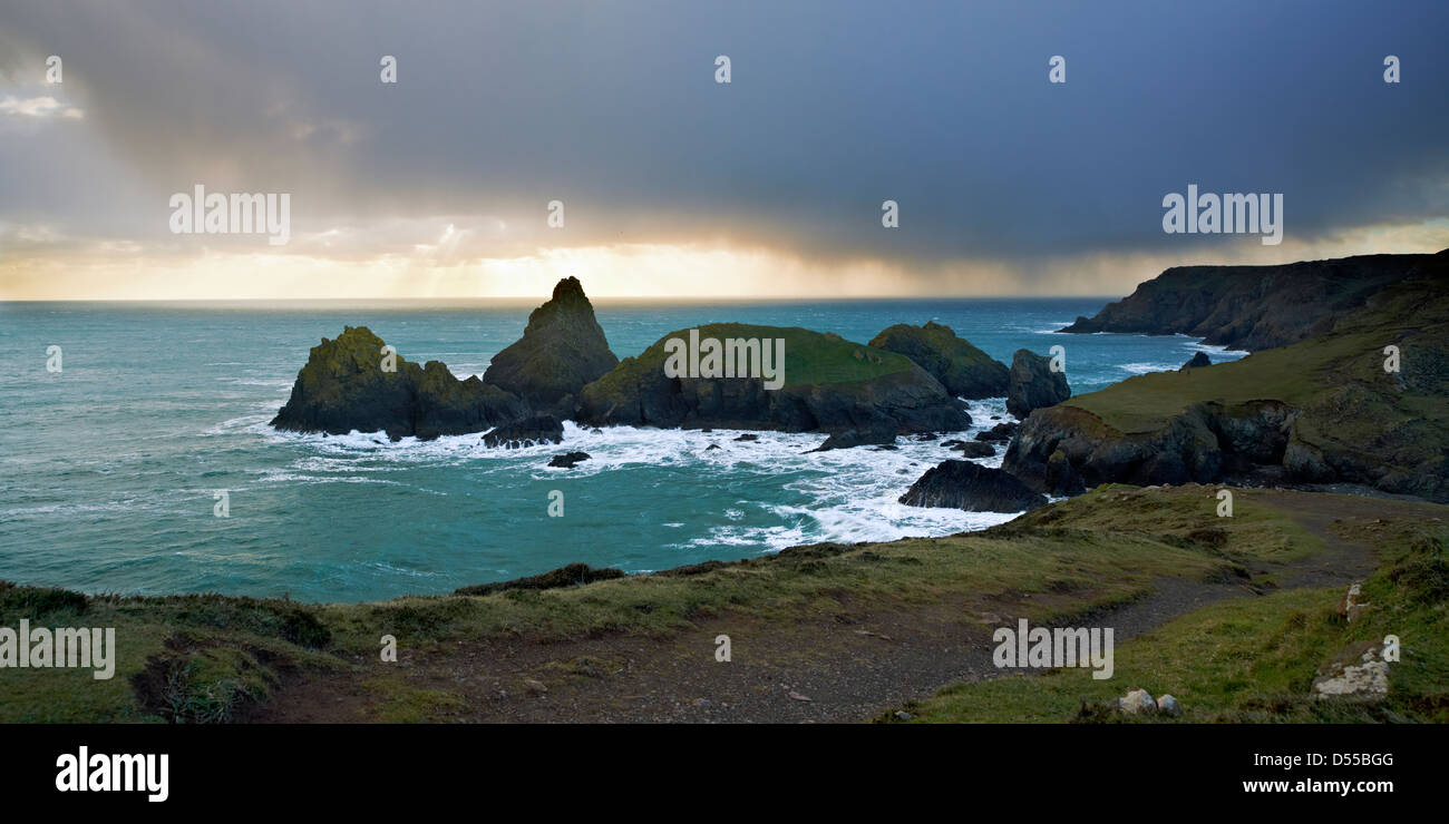 Licht im Winter Sturm mit Blick auf Kynance Cove, in der Nähe von The Lizard, Cornwall Stockfoto