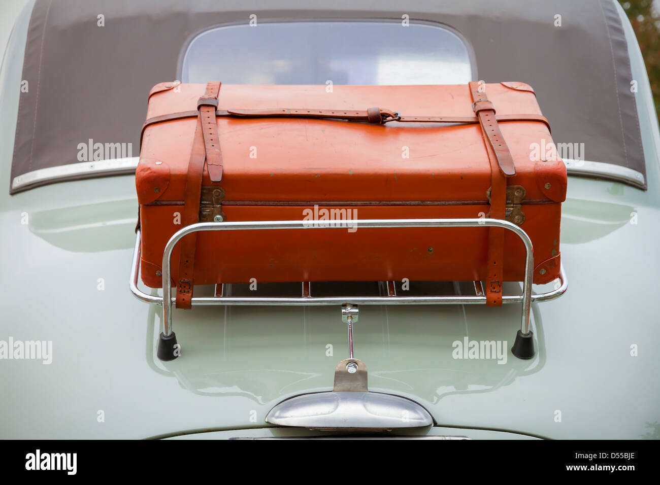 Back vintage automobile luggage trunk Fotos und Bildmaterial in hoher Auflosung Alamy