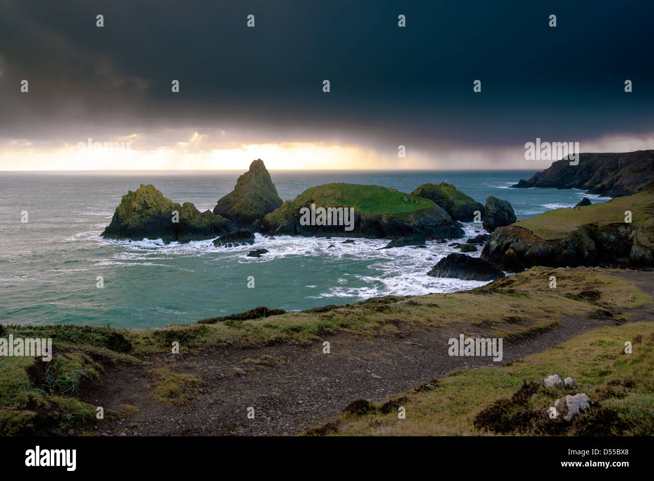 Wintersturm über Kynance Cove, Cornwall, England Stockfoto