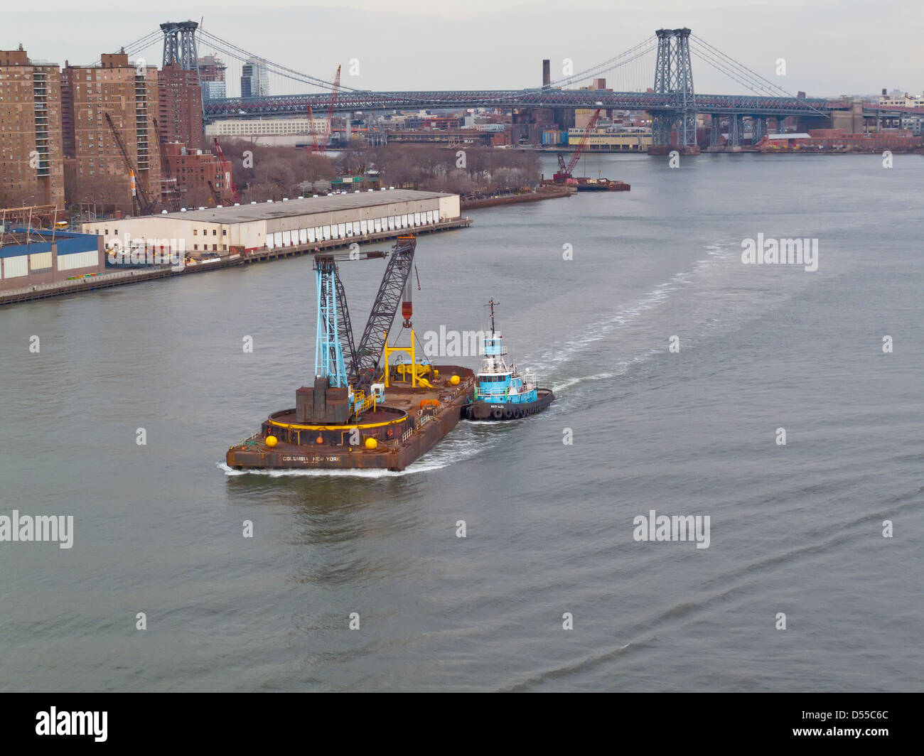 New York, NY - 2. April 2009 Schlepper schob ein Lastkahn auf dem East River Stockfoto