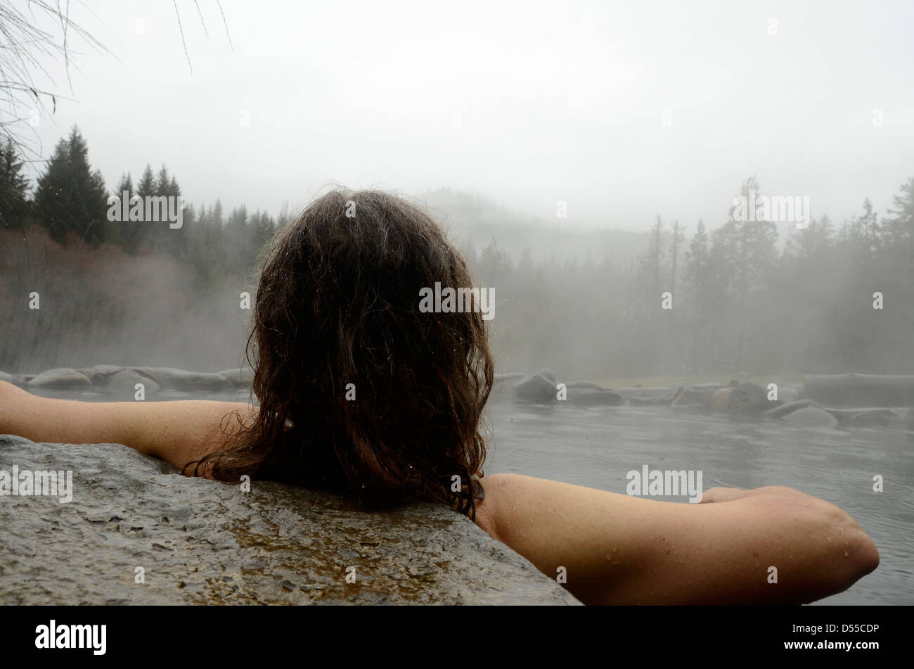 Einweichen in einem Thermalbad Breitenbush Hot Springs, Oregon. Stockfoto