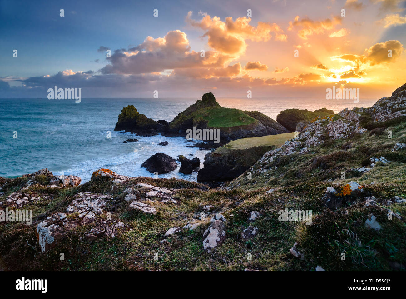 Die Sonne geht über schöne Kynance Cove auf der Lizard Halbinsel Cornwall, England Stockfoto