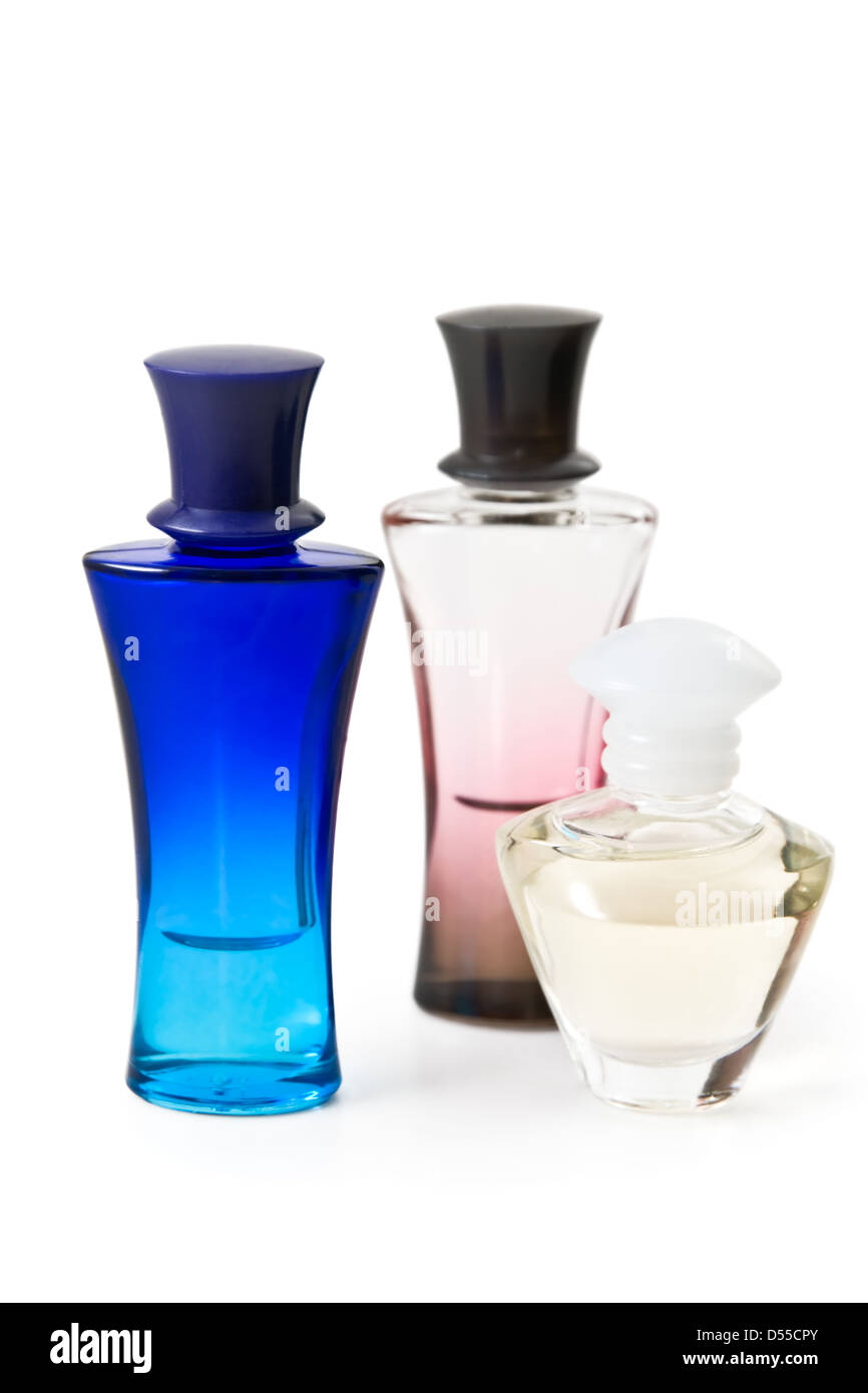 Drei Flaschen Parfüm sind auf dem weißen Hintergrund fotografiert. Stockfoto