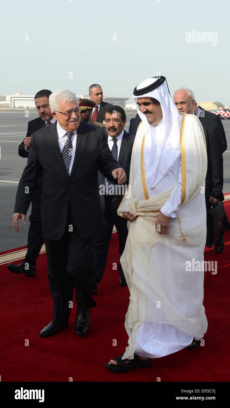 25. März 2013 - trifft Ramallah, Westjordanland, Palästinensische Autonomiegebiete - Palästinenserpräsident Mahmoud Abbas mit dem Emir von Katar Hamad Bin Khalifa Al-Thani bei seiner Ankunft nach Katar vor das jährliche Gipfeltreffen der arabischen Liga in der katarischen Hauptstadt Doha am 24. März 2013. Katar, der kleine Golfstaat, die einen arabischen Gipfel, hostet geworden ein wichtiger regionaler Akteur Dank der Unterstützung für die arabischen Aufstände und die Marginalisierung der traditionellen Schwergewichte (Credit-Bild: © Thaer Ganaim/APA Images/ZUMAPRESS.com) Stockfoto