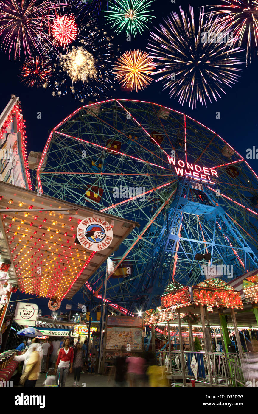 DENO ES WONDER WHEEL AMUSEMENT PARK CONEY ISLAND BROOKLYN NEW YORK CITY USA Stockfoto