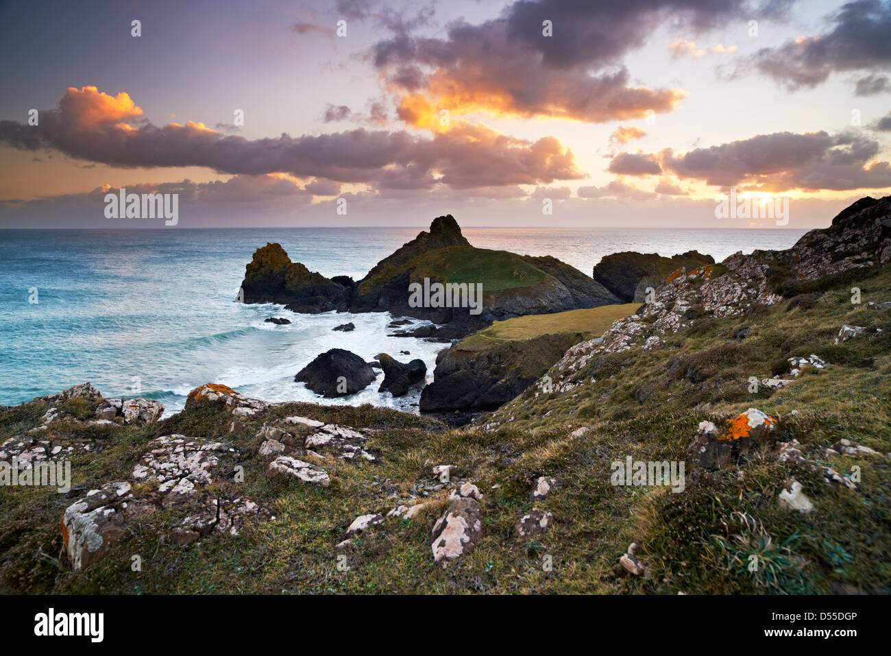 Die Sonne untergeht Kynance Cove, Cornwall Stockfoto