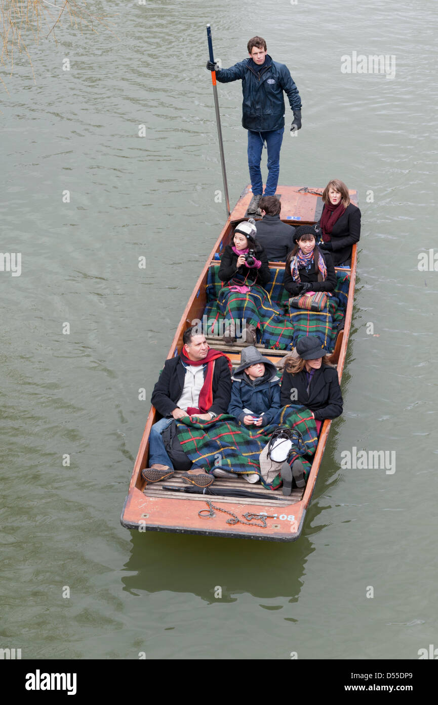 Cambridge, UK. 25. März 2013. Touristen, eingehüllt in warme Kleidung und decken bedeckt trotzen Sie eisiger Wind und kalte Temperaturen, auf dem Fluss Cam, Cambridge UK 25. März 2013 Stechkahn fahren gehen. Die Temperatur über dem Gefrierpunkt und der arktischen Wind kaum rose machte Lust auf minus 4oC trotz ein Hauch von Sonnenschein. Die Kälte wird voraussichtlich im Laufe der Woche weiter.  Bildnachweis: Julian Eales / Alamy Live News Stockfoto