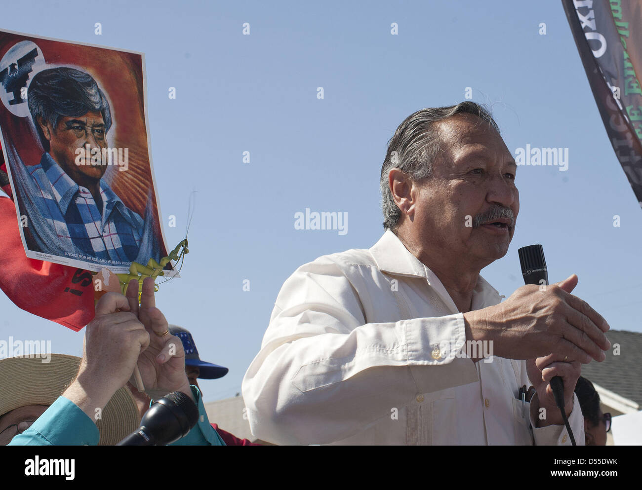 25. März 2013 - Oxnard, Kalifornien, USA - Arturo S. Rodriguez, zweiter Präsident der United Farm Workers of America zu Oxnard Bewohner spricht, da sie Bestandteil der jährlichen Cesar Chavez Marsch für Gerechtigkeit in Oxnard / Kalifornien heute Sonntag 24 März 2013..ARMANOD ARORIZO nehmen (Credit-Bild: © Armando Arorizo/Prensa Internacional/ZUMAPRESS.com) Stockfoto