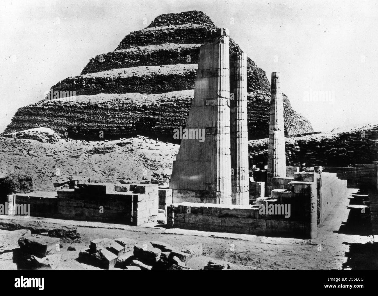Dieses Schwarzweiß-Bild zeigt die Pyramide von Djoser in Sakkara, Ägypten. Es ist Teil der Laternen Slide Collection des Brooklyn Museums, die Ägyptens antike Architektur beleuchtet. Stockfoto