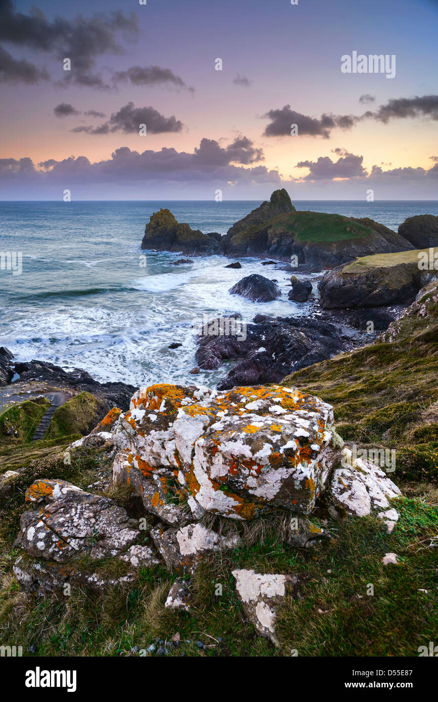 Winter-Dämmerung über Kynance Cove, Cornwall, England Stockfoto