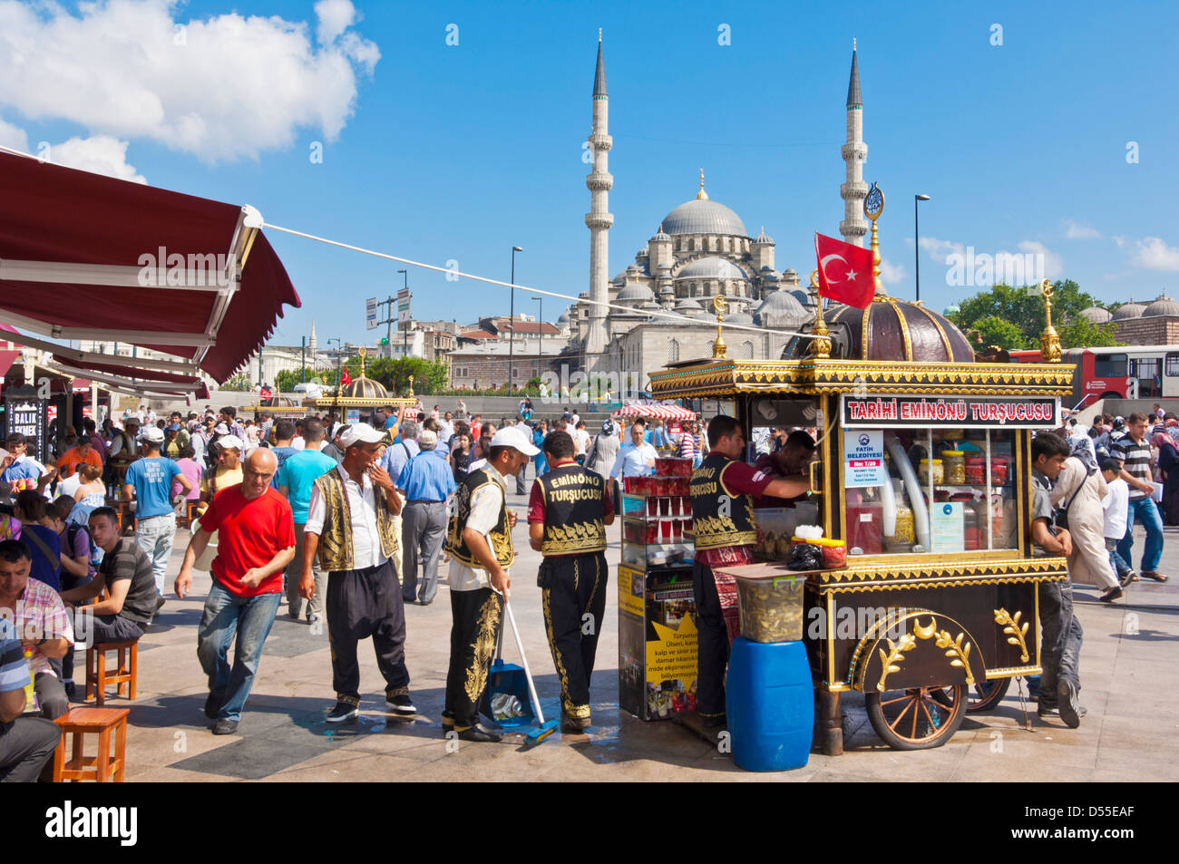 Garküche mit türkischer Flagge vor neue Moschee (neue Moschee), Eminonu, Istanbul, Türkei Stockfoto