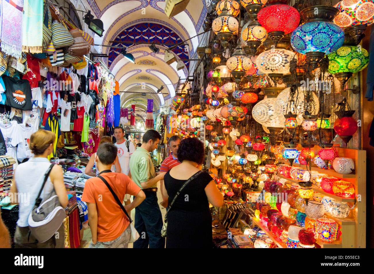 Touristen, die Geschäfte im großen Basar Kapali Carsi, Sultanahmet, Istanbul, Türkei Stockfoto