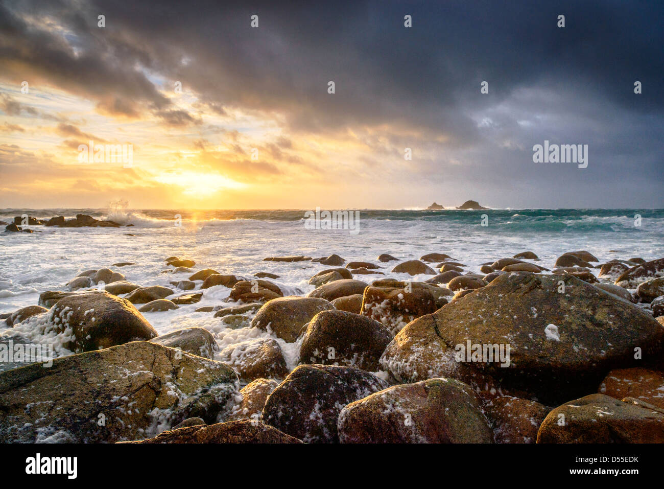 Sonnenuntergang über Porth Nanven Strand, Cornwall Stockfoto