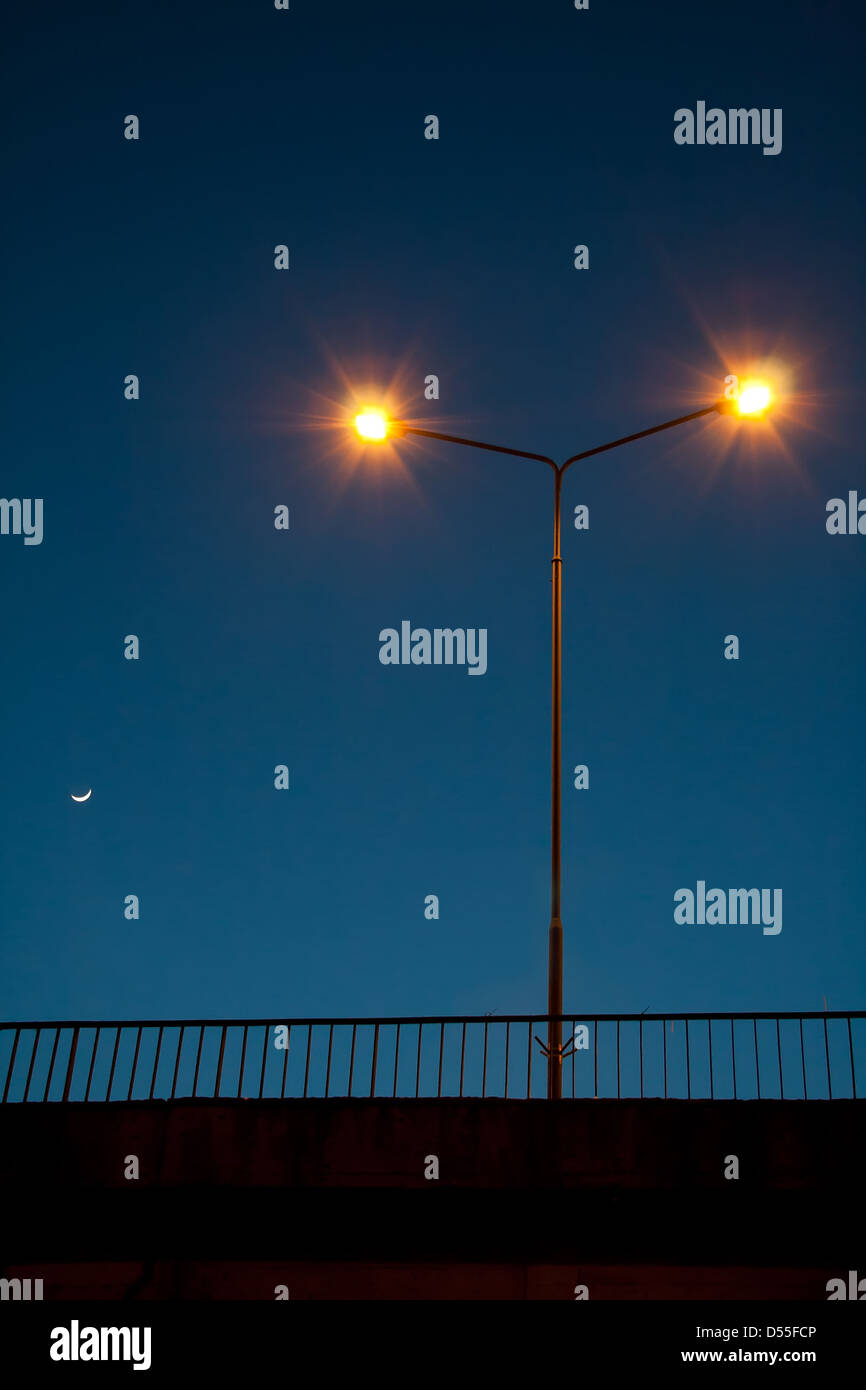 Posen, Polen, Laterne und Mond auf einer Brücke Stockfoto