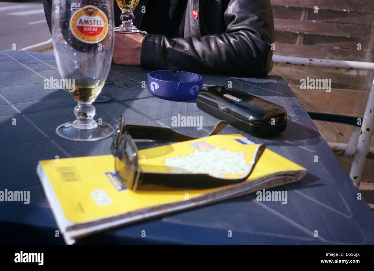 Cafe Tisch, Sonnenbrille, Karte, Bierglas, Sommer, Bretagne, Frankreich Stockfoto
