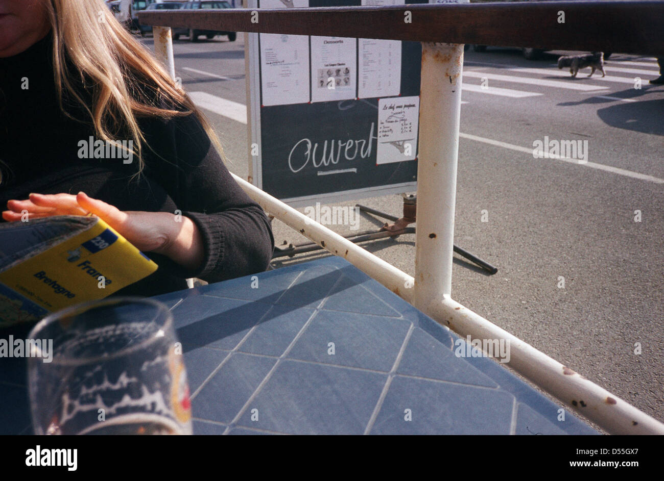 Person und Karte, Café-Tisch, Bretagne, Frankreich, Sommer Stockfoto