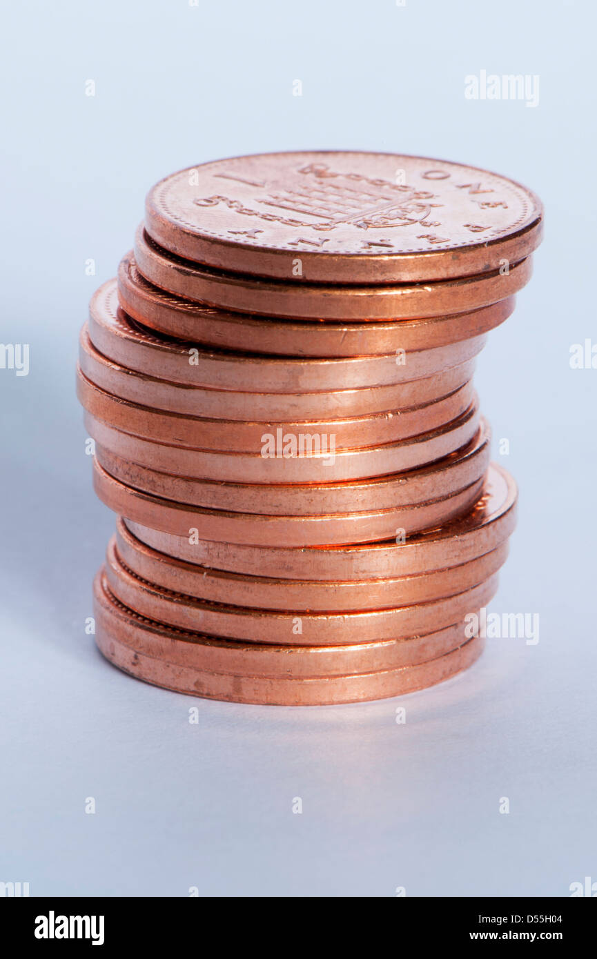In der Nähe von neuen glänzenden verkupfert oder Pennies (britische Währung 1 p Münzen) in kleinen Haufen, Schwänze und insgesamt kleine Menge 14 p - England, GB, UK Stockfoto