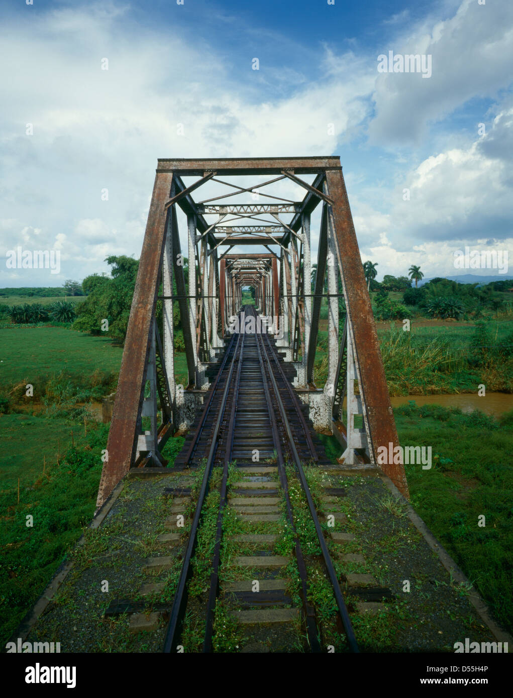 Eisenbahnbrücke und Spuren von El Valle de Los Ingenios östlich von Trinidad, Kuba Stockfoto