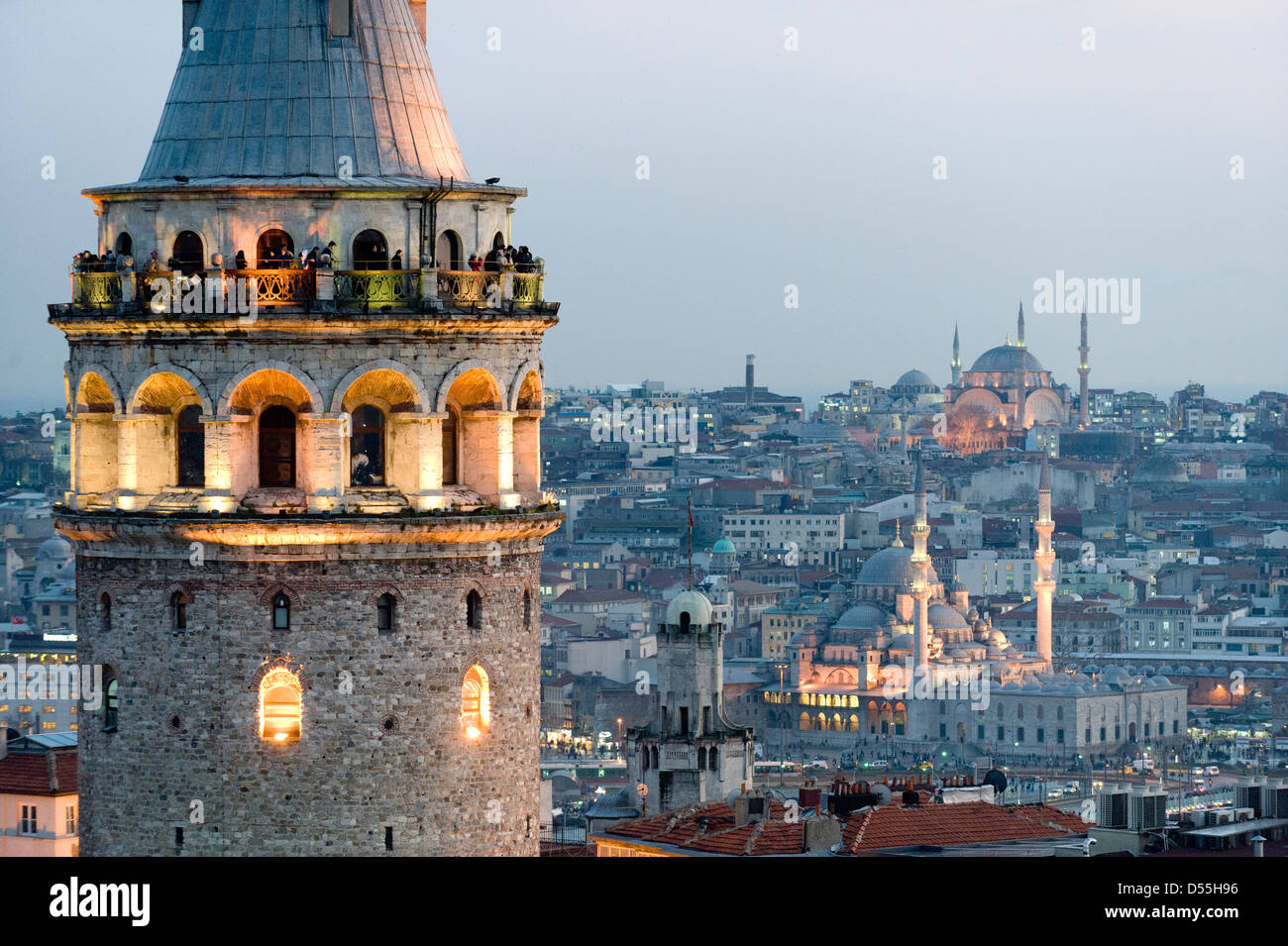 Istanbul, Türkei, mit Blick auf den Galata-Turm am Abend Stockfoto