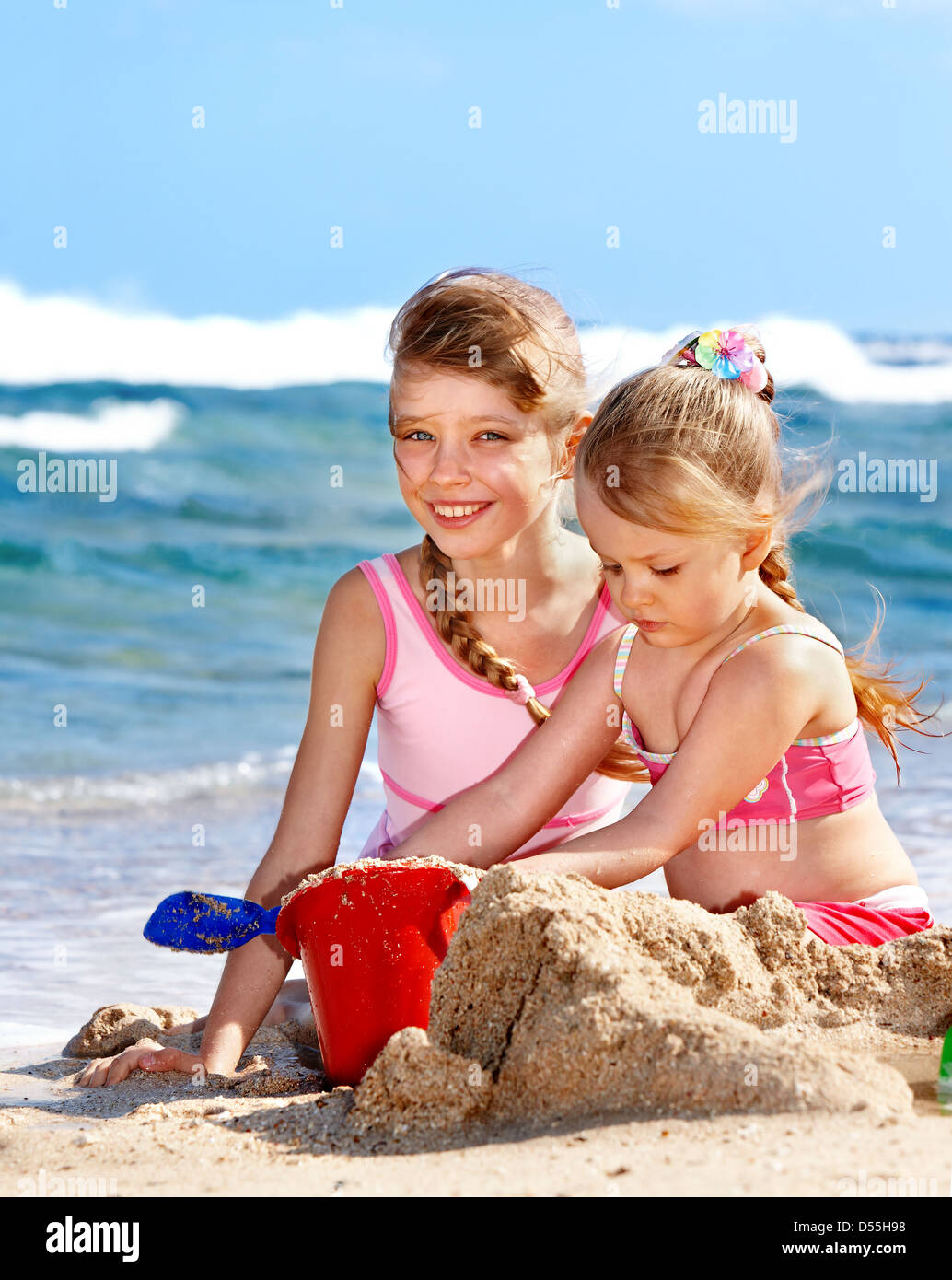 Kinder Spielen Am Strand Stockfotografie Alamy