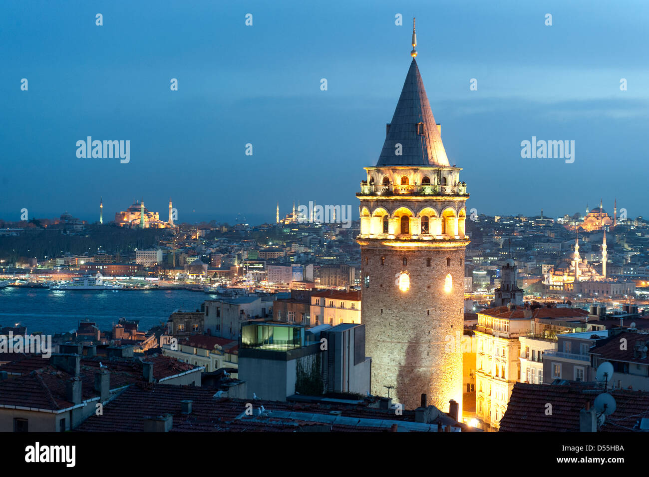 Istanbul, Türkei, mit Blick auf den Galata-Turm am Abend Stockfoto