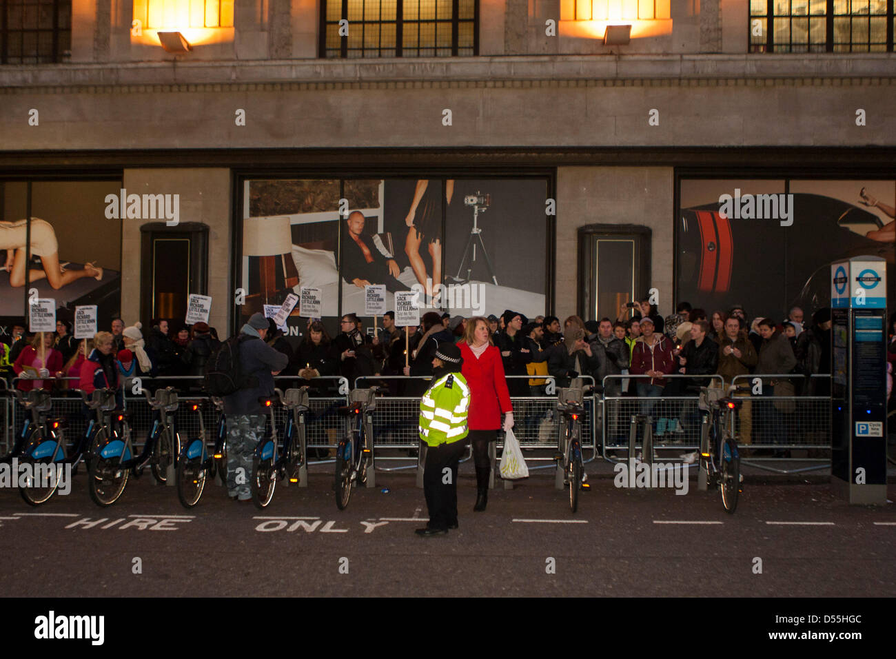 London, UK, 25. März 2013. Aktivisten der Bühne einer Candle-Light-Mahnwache vor dem Büro der Daily Mail in Erinnerung an Lucy Wiesen, Trans-Frau und ein Lehrer, der letzte Woche gestorben. Aktivisten Glauben einen Artikel von Kolumnist Richard Littlejohn zum Tod von Lucy Wiesen beigetragen. Stockfoto