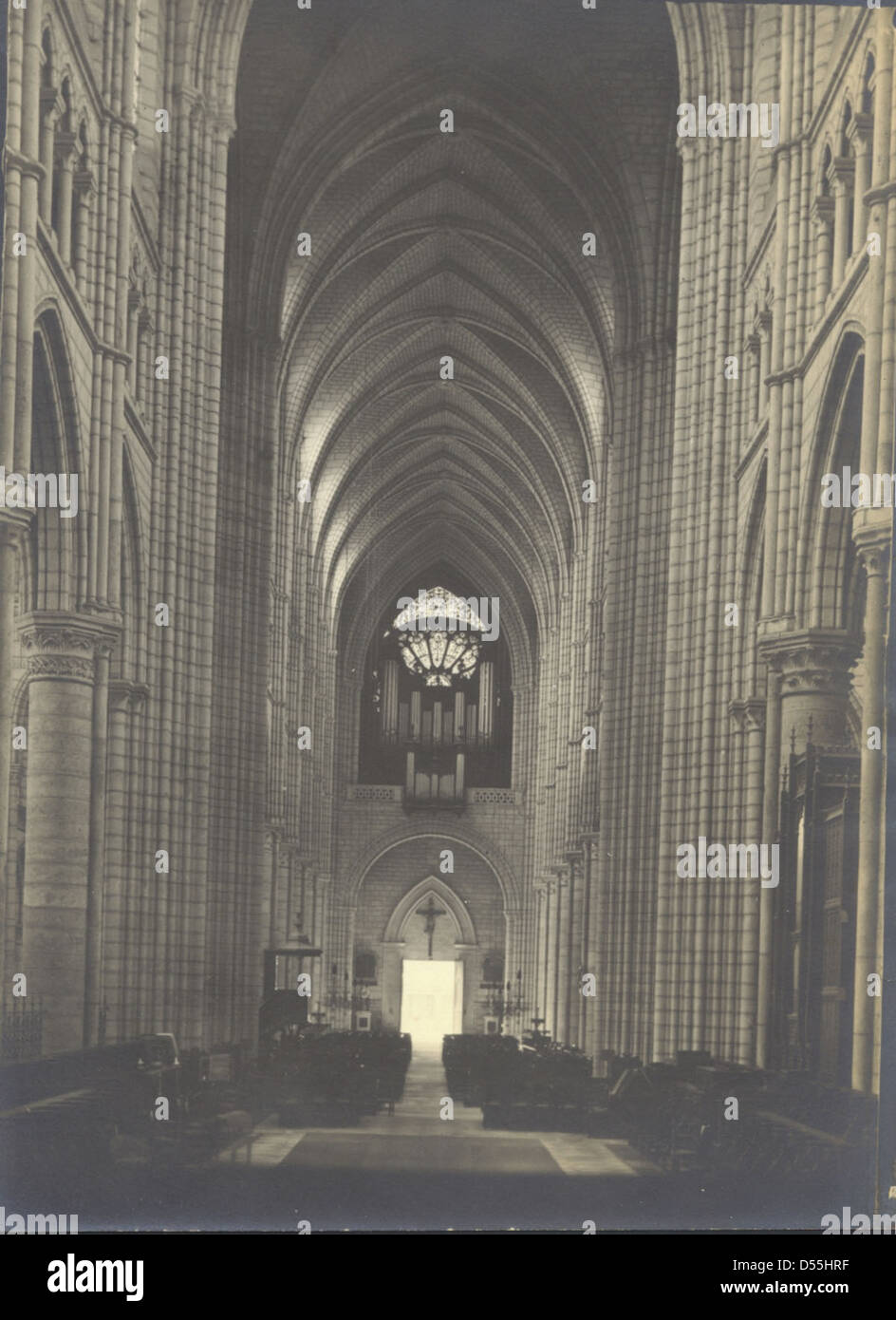 Die Kathedrale von Soissons in Frankreich, die 1903 eingenommen wurde, ist ein architektonisches Meisterwerk des gotischen Stils. Das Foto zeigt die Pracht und detaillierte Mauerwerk der Kathedrale, die ein zentraler Teil der französischen Religionsgeschichte war. Stockfoto