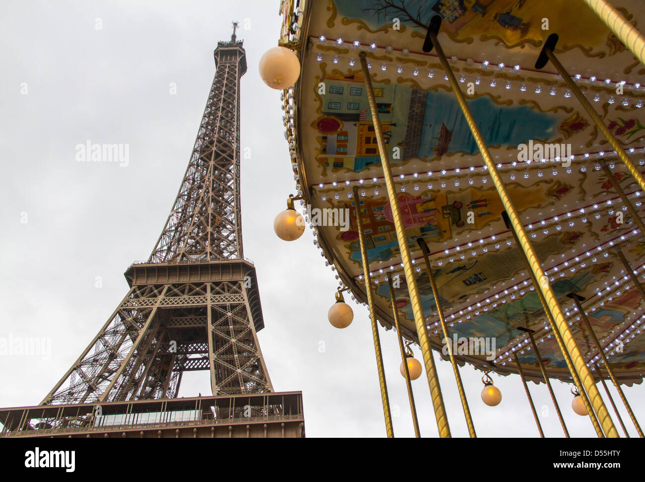 Eiffelturm und Karussell, Paris Frankreich Stockfoto