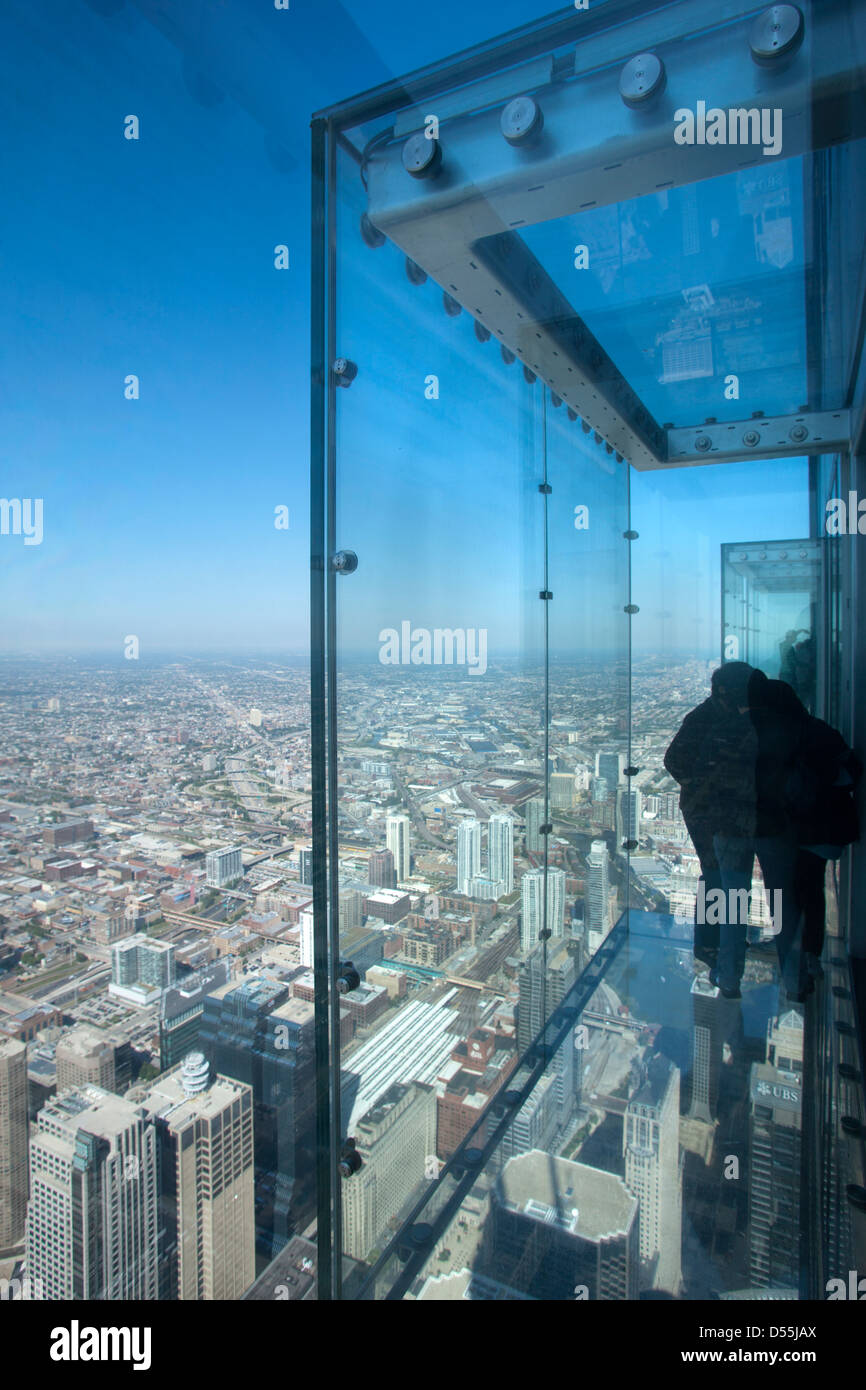 TOURISTEN SKYDECK AUSSICHTSPLATTFORM WILLIS TOWER („SKIDMORE OWINGS & MERRIL 1974") CHICAGO ILLINOIS USA Stockfoto