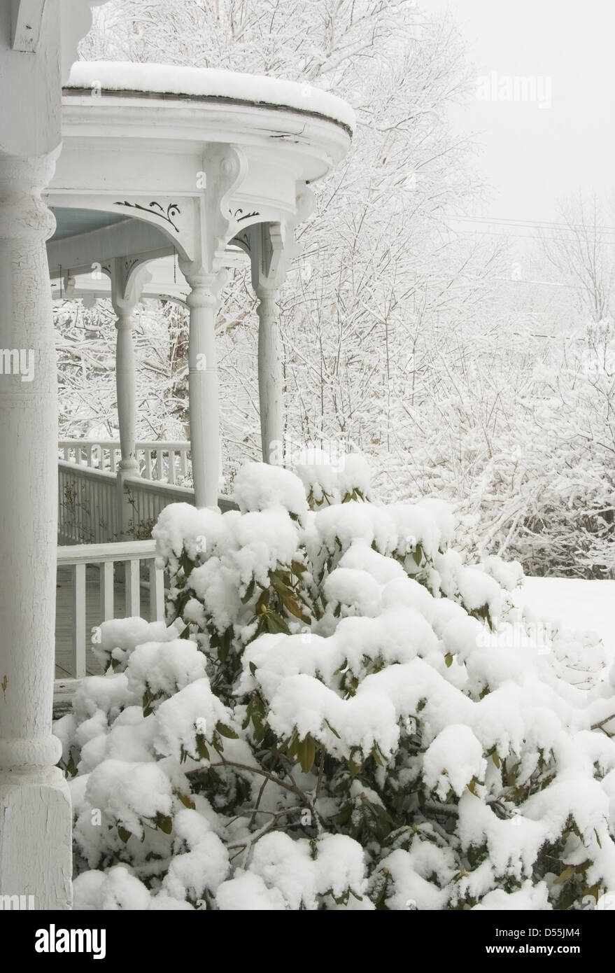Schnee bedeckt viktorianischen Veranda im Schneesturm. Stockfoto