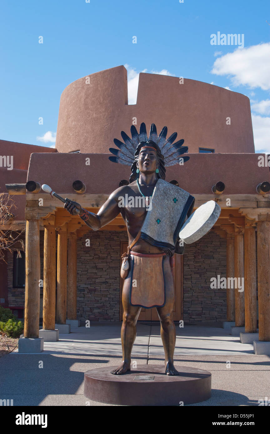 Eine Bronze indischen begrüßt Besucher im Indian Pueblo Cultural Center in Albuquerque, New Mexico. Stockfoto