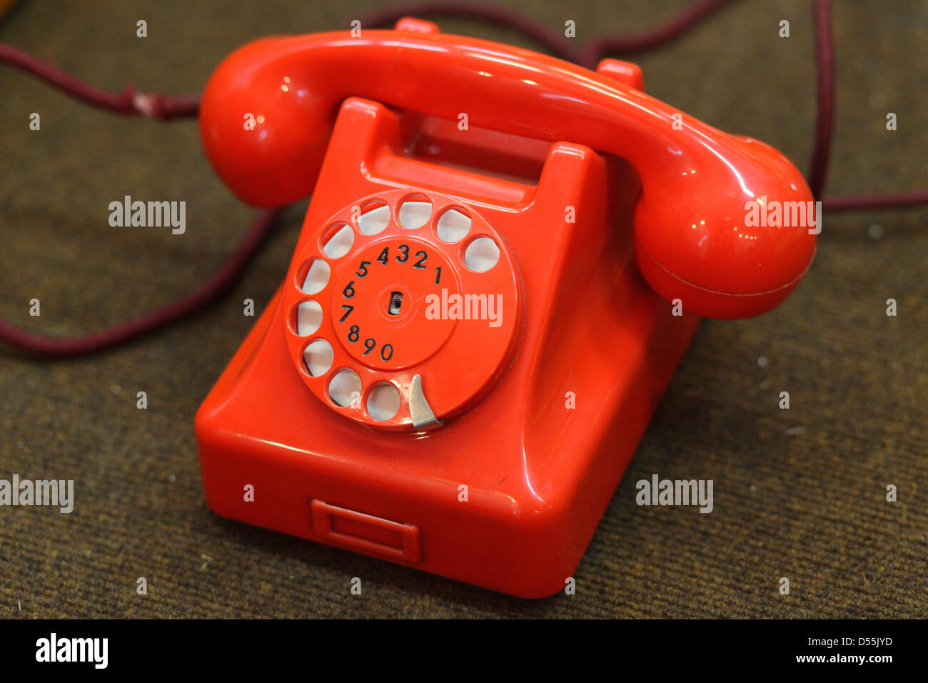 Warschau, Polen, rotes Telefon mit Wählscheibe im technischen Museum Stockfoto