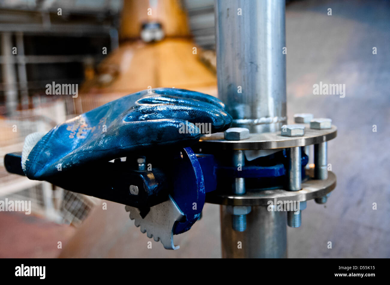 Gummihandschuhe auf Maschinen in Whisky-Destillerie liegend Stockfoto