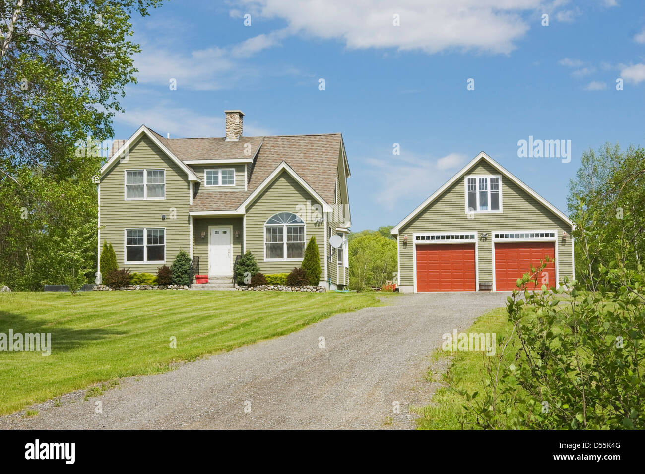 Moderne neokolonialen Stil Zuhause im Frühjahr Maine. Stockfoto