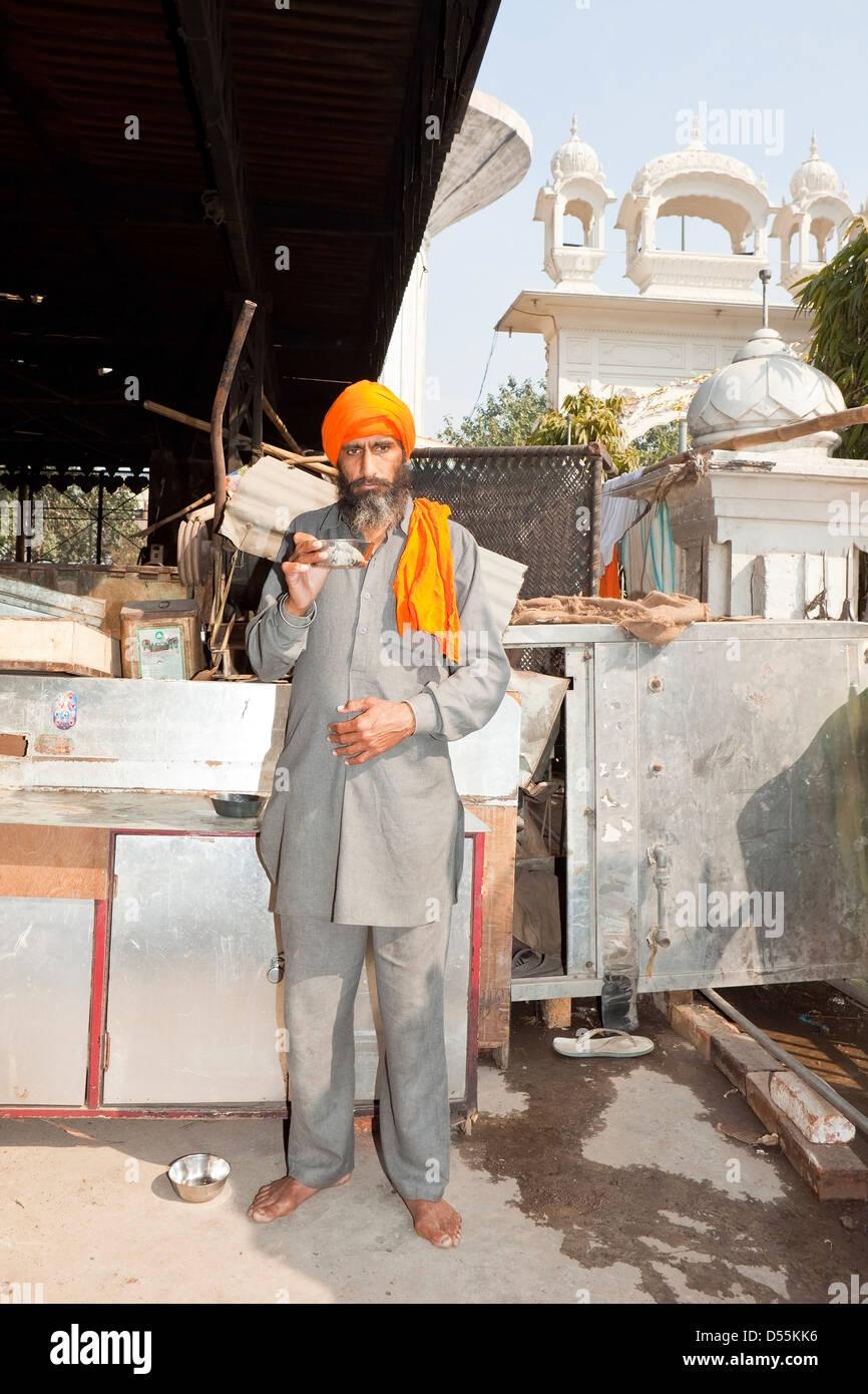 Ein Sikh freiwilliger nimmt eine Teepause in der freien Küche innen Golden Tempel Komplex Amritsar Punjab Stockfoto