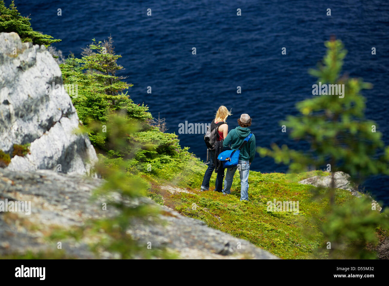 Ein paar in die Landschaft auf der East Coast Trail in Neufundland, Kanada. Stockfoto