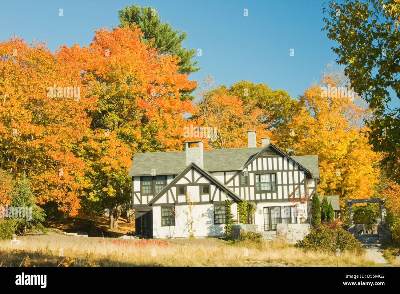 Tudor-Stilhaus im Herbst auf Mount Desert Island, Maine. Stockfoto