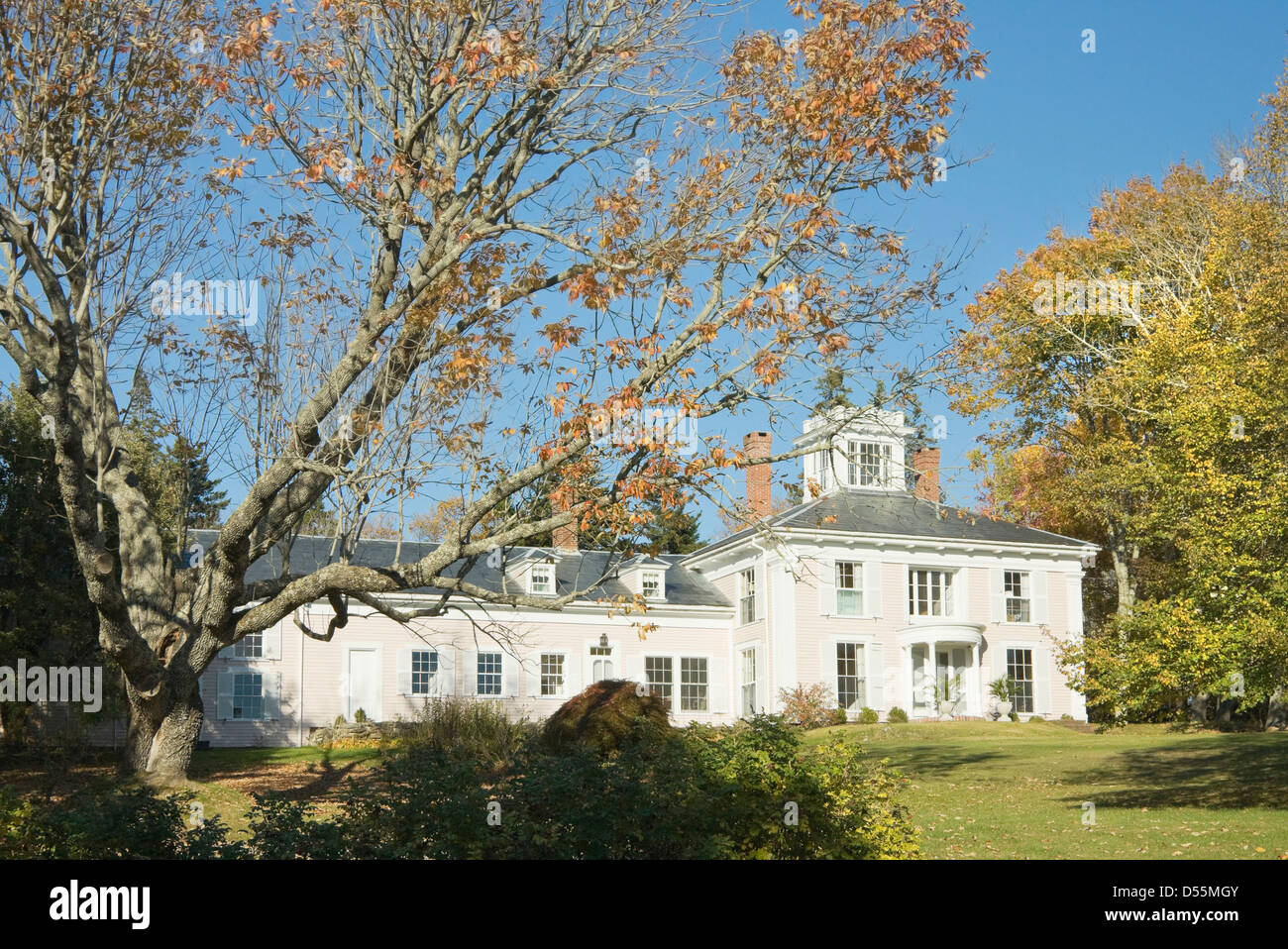 Haus im Kolonialstil Revival in Neu-England. Stockfoto