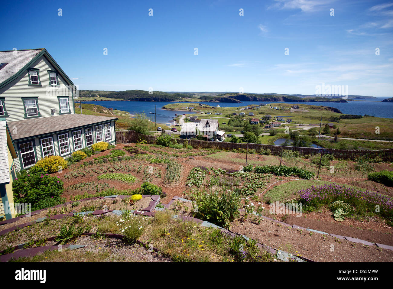 Ein Blick auf den Garten von Fischern Loft Inn in Port Rexton, Neufundland mit Blick auf die Ship Cove, Trinity Bay. Stockfoto