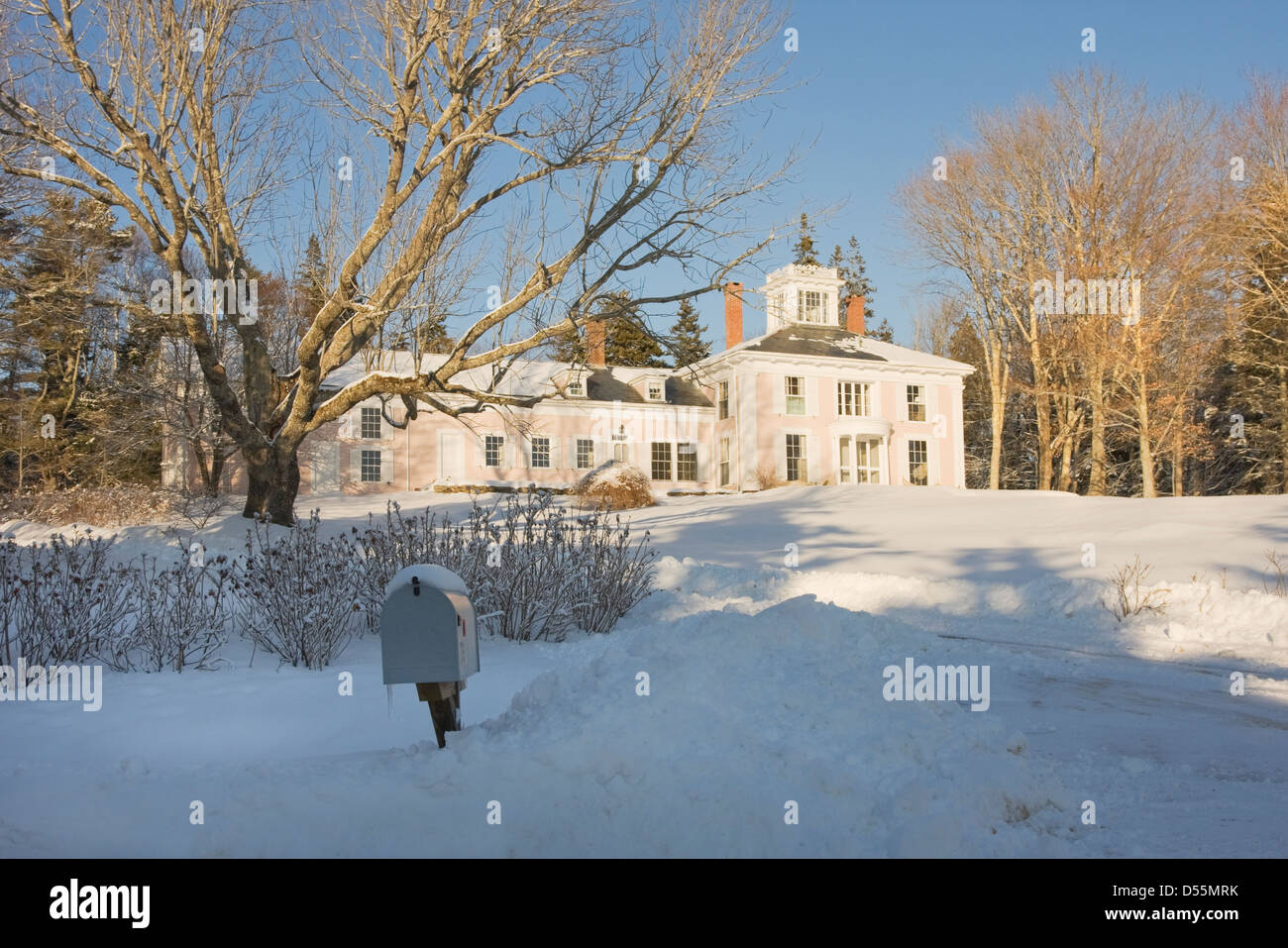 Haus im Kolonialstil Revival im Winter Neuenglands. Stockfoto