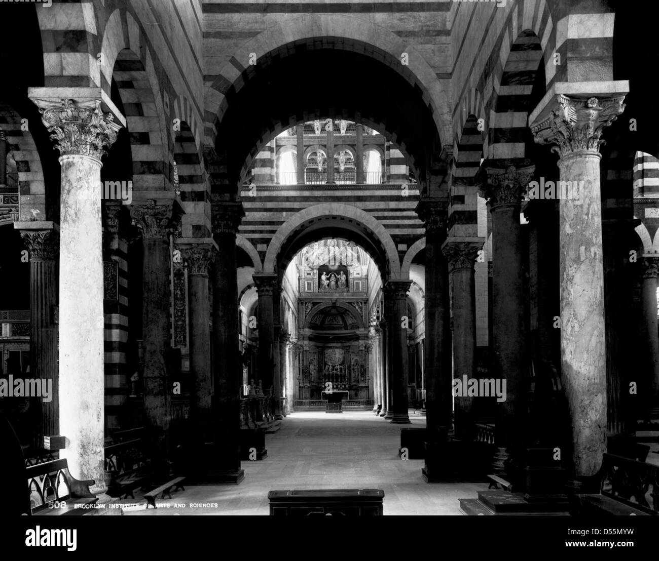 Die Kathedrale von Pisa, Italien, berühmt für ihre romanische und gotische Architektur, ist auf diesem Foto von 1895 zu sehen. Weltweit bekannt für den Schiefen Turm von Pisa, ist die Kathedrale selbst ein Meisterwerk der mittelalterlichen Architektur mit kompliziertem Design und bedeutendem historischen Wert. Stockfoto