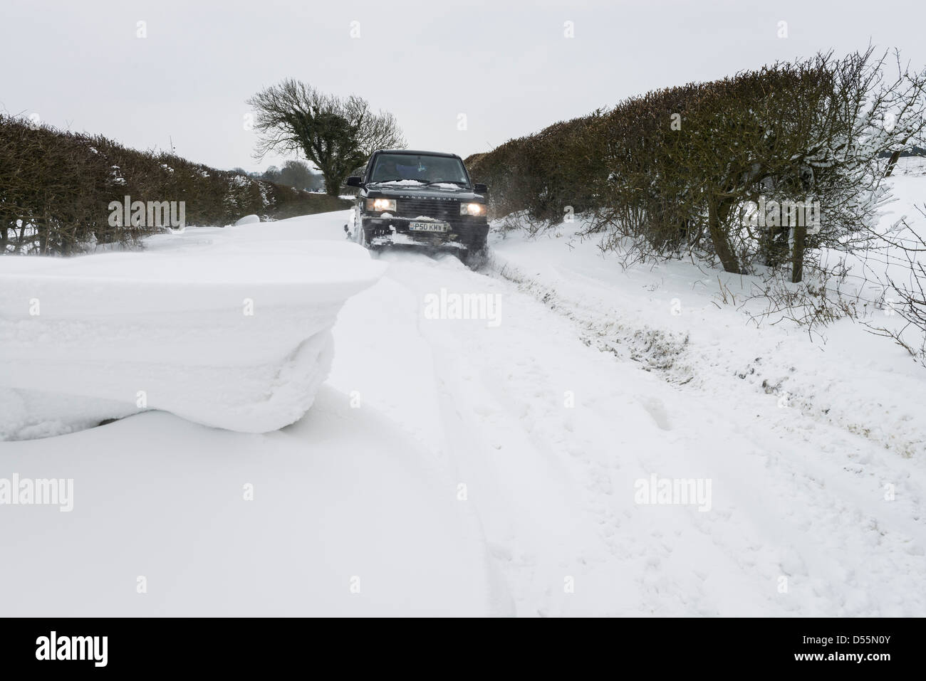 4 x 4 fahren Sie mit einer stark verschneiten, in der Nähe von Burton Dassett, Warwickshire, England, UK Stockfoto