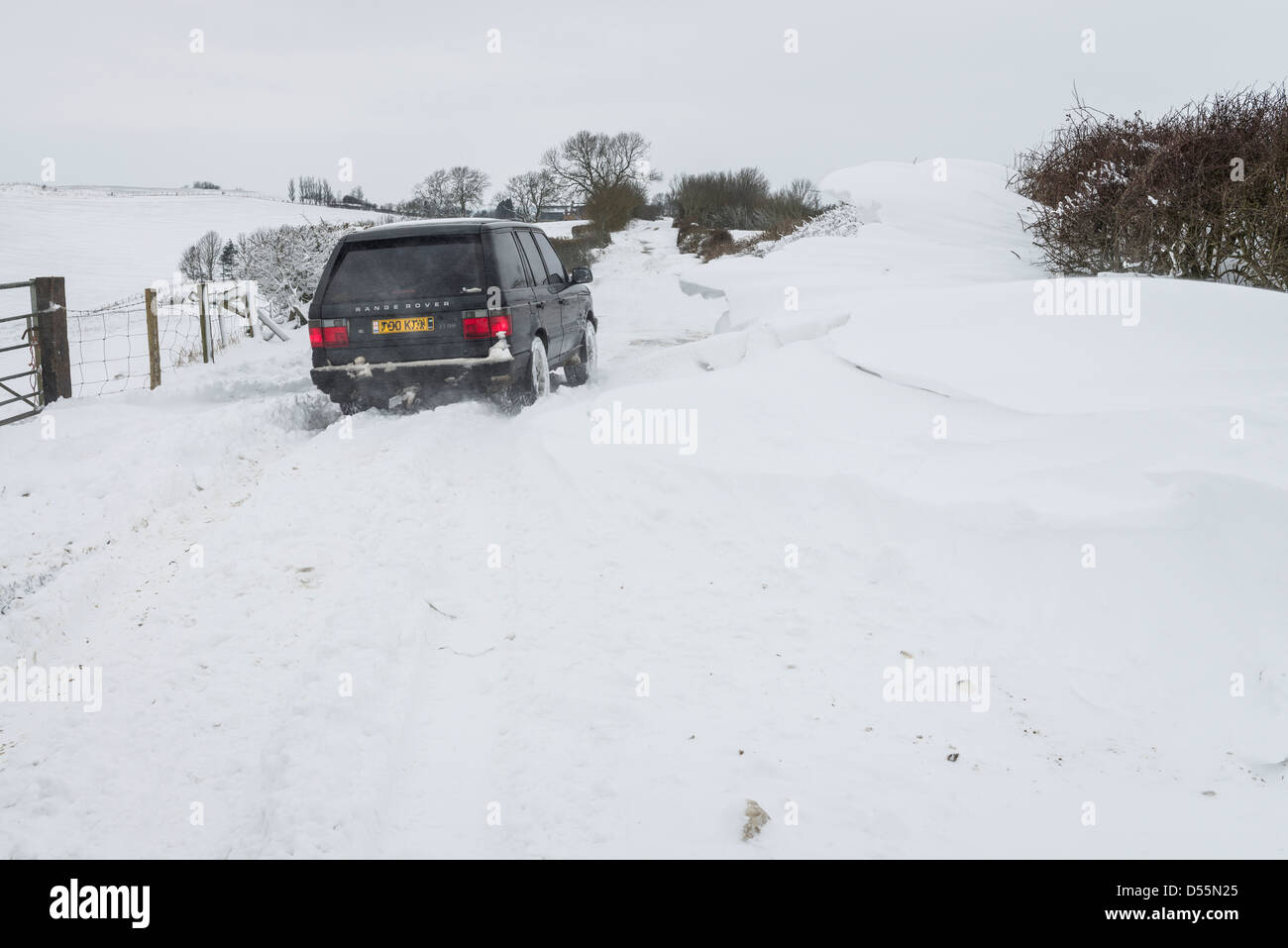 4 x 4 fahren Sie mit einer stark verschneiten, in der Nähe von Burton Dassett, Warwickshire, England, UK Stockfoto
