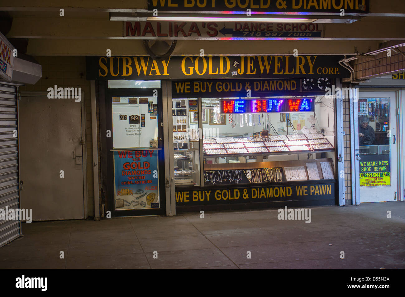 Ein Juweliergeschäft nimmt eine Verkaufsfläche in der 63. Antriebsstation in der u-Bahn in der Rego Park Nachbarschaft von Königinnen in New Y Stockfoto