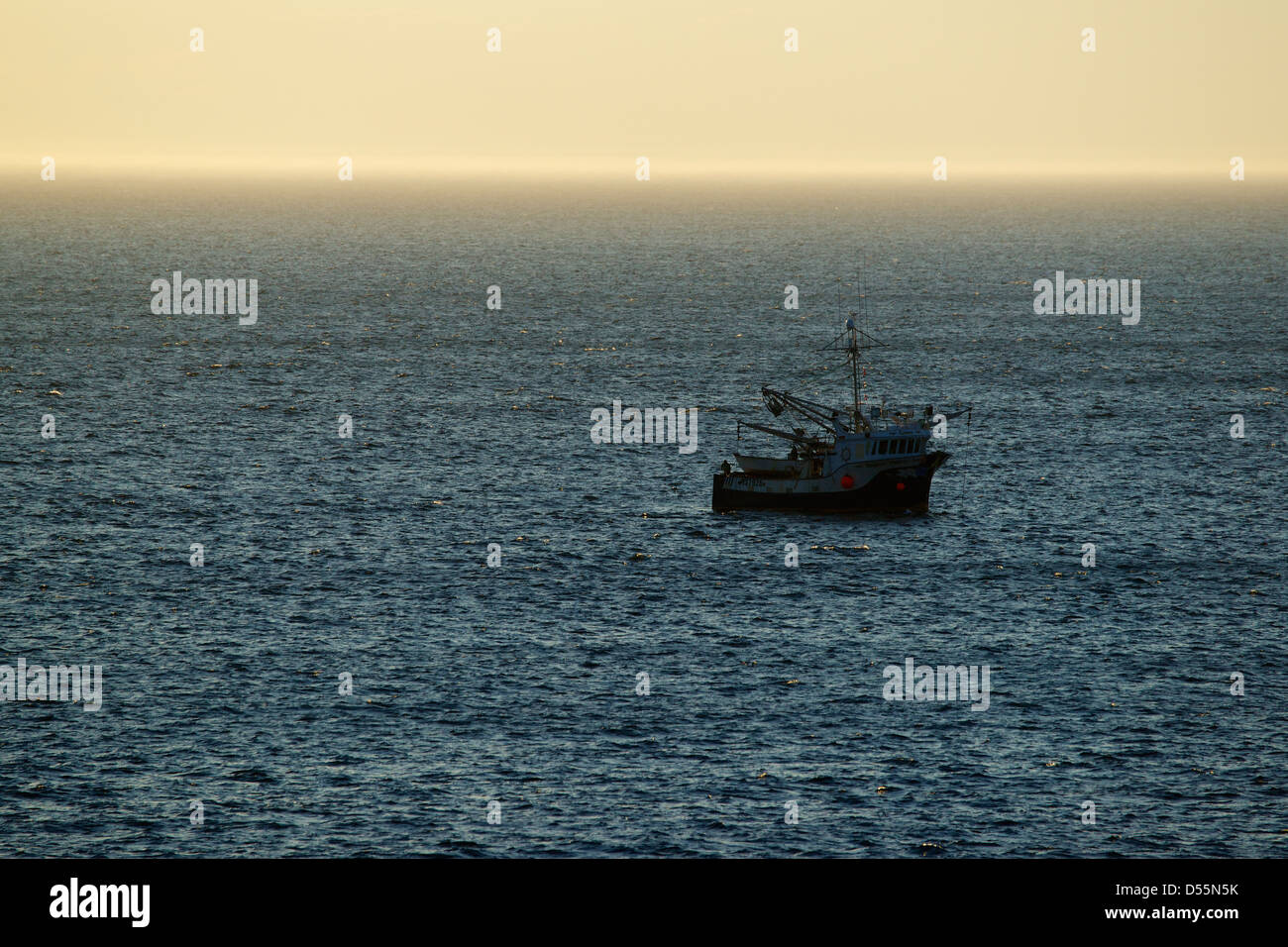 Silhouette Fischereifahrzeug im Atlantischen Ozean vor der Küste von Neufundland. Stockfoto
