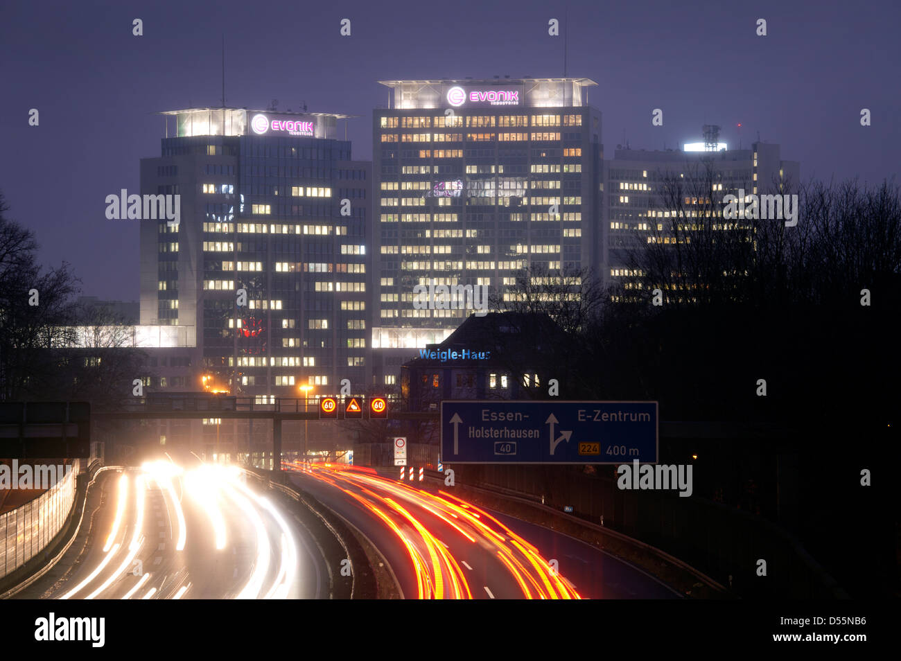Essen, Deutschland, Evonik AG Gebäude auf der Autobahn A40 in Essen-Mitte Stockfoto