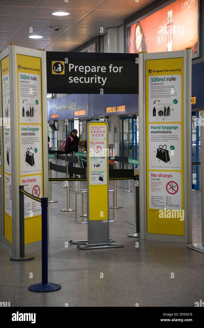 Handgepäck-Sicherheits-Check-Tor mit Warnzeichen & Informationen über eingeschränkt & Gegenstände verboten. Gatwick Flughafen (Sth.) London Stockfoto