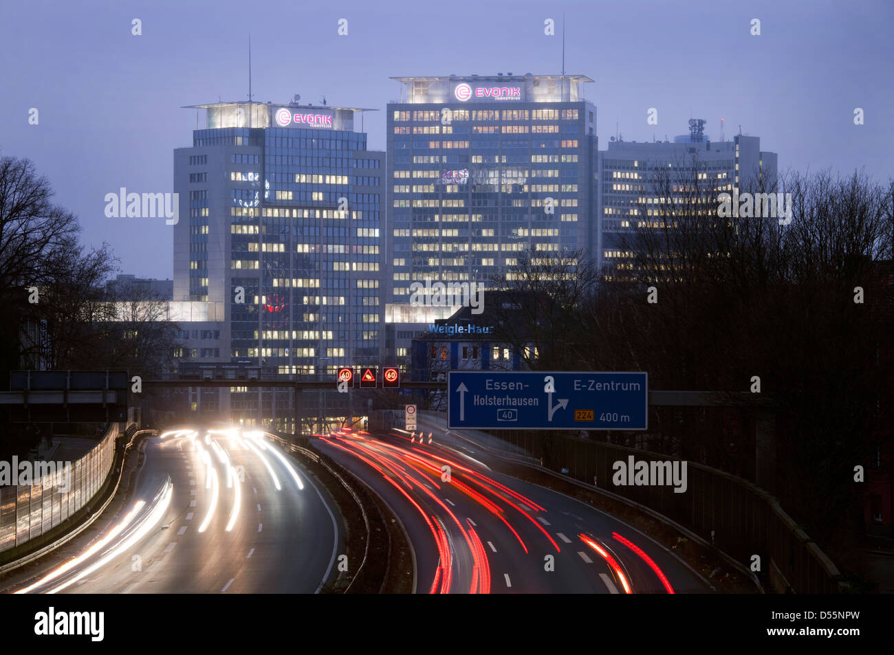 Essen, Deutschland, Evonik AG Gebäude auf der Autobahn A40 in Essen-Mitte Stockfoto